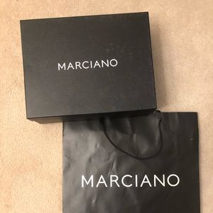 💜 Marciano empty box alongside empty Marciano bg